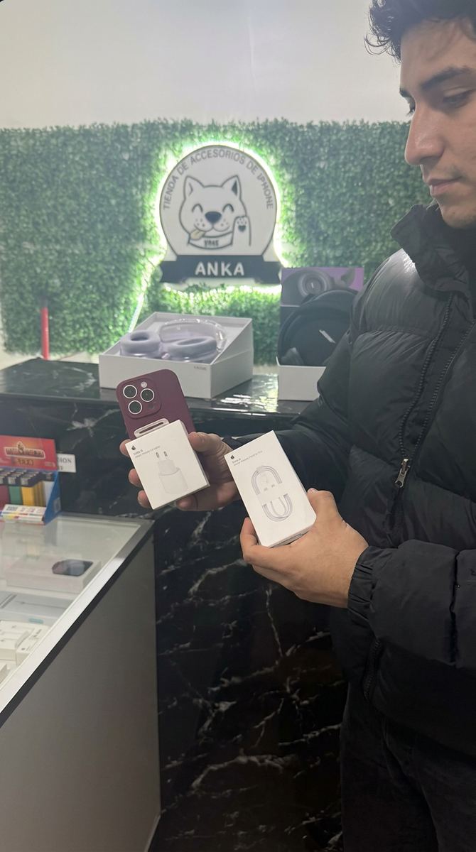 Cliente con su iPhone y accesorios originales Apple en Ankita Store