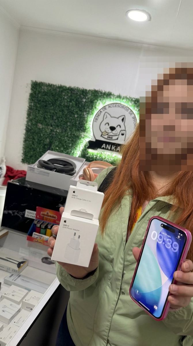 Clienta con su iPhone nuevo y cargadores originales Apple en Ankita Store