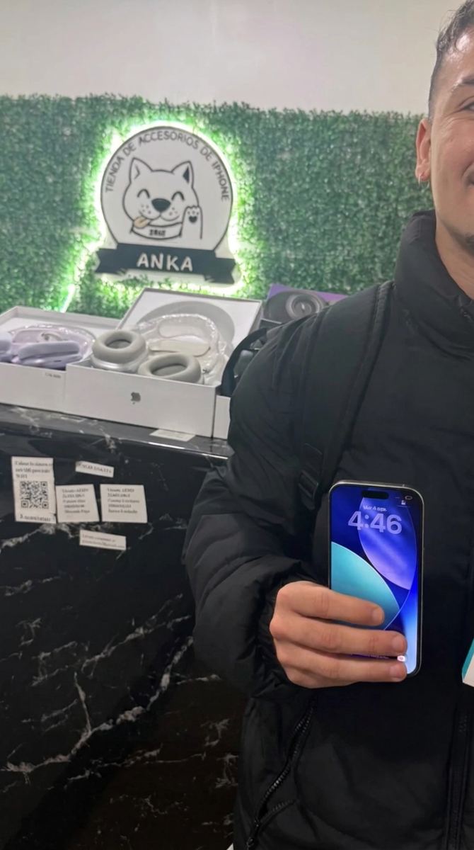 Cliente mostrando su nuevo iPhone azul en Ankita Store