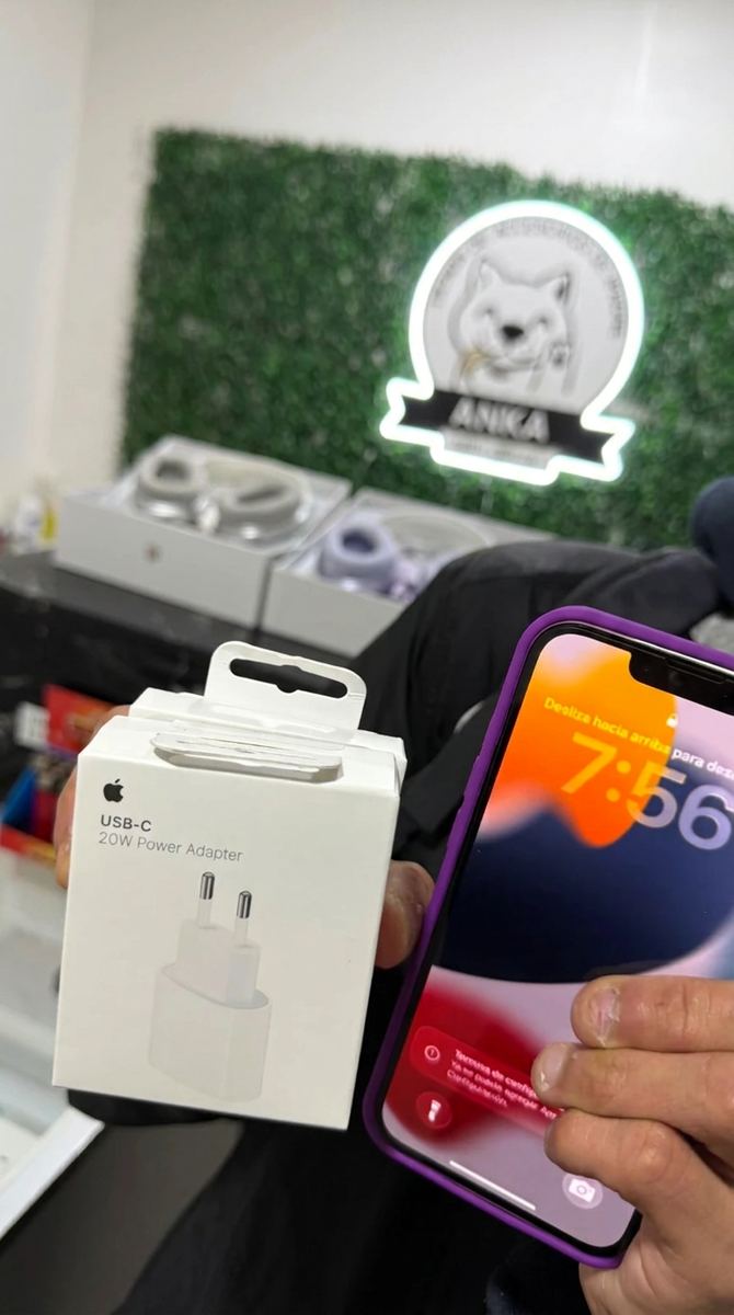 Cliente con su iPhone 14 y cargador USB-C 20W de regalo en Ankita Store