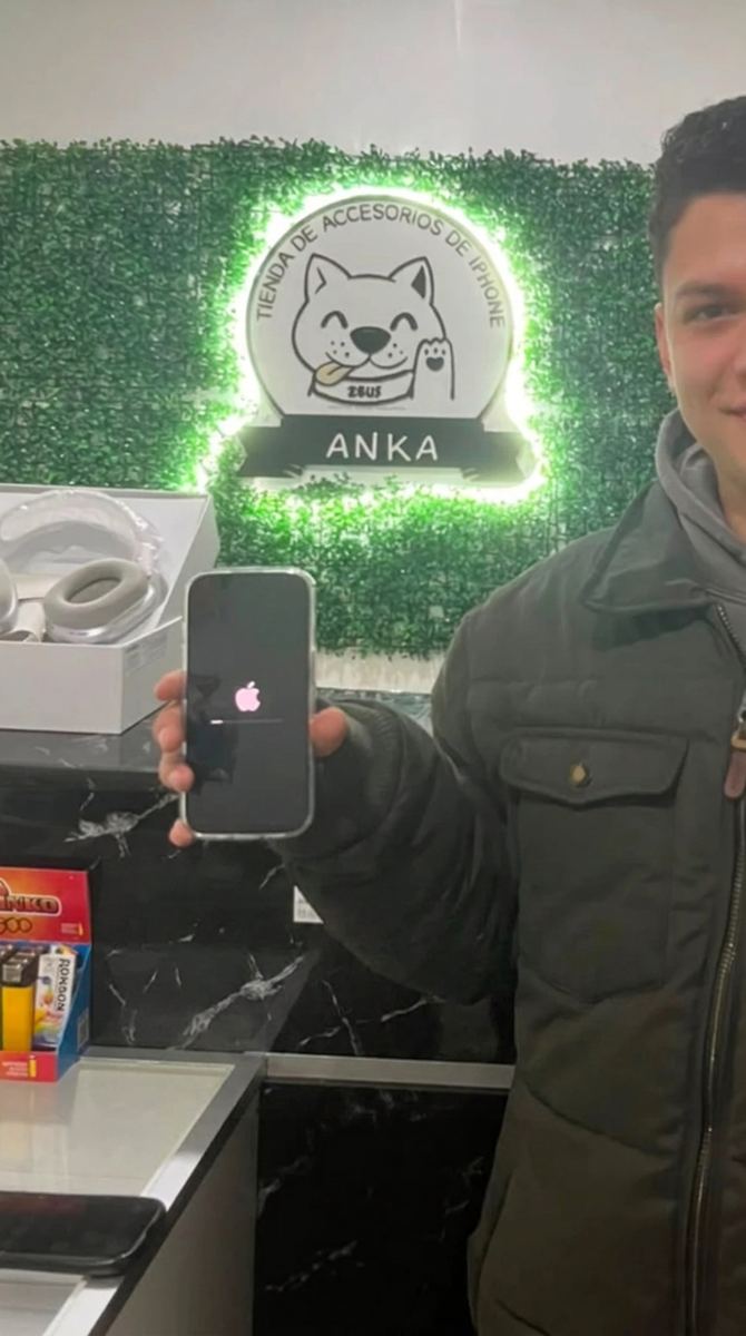 Cliente con su iPhone 16 Pro de 256 GB nuevo frente al logo de Ankita Store